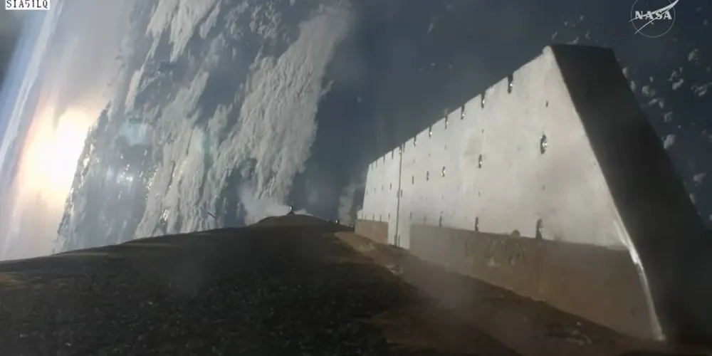 Na primeira parte, é possível observar a nave ainda em órbita da Terra