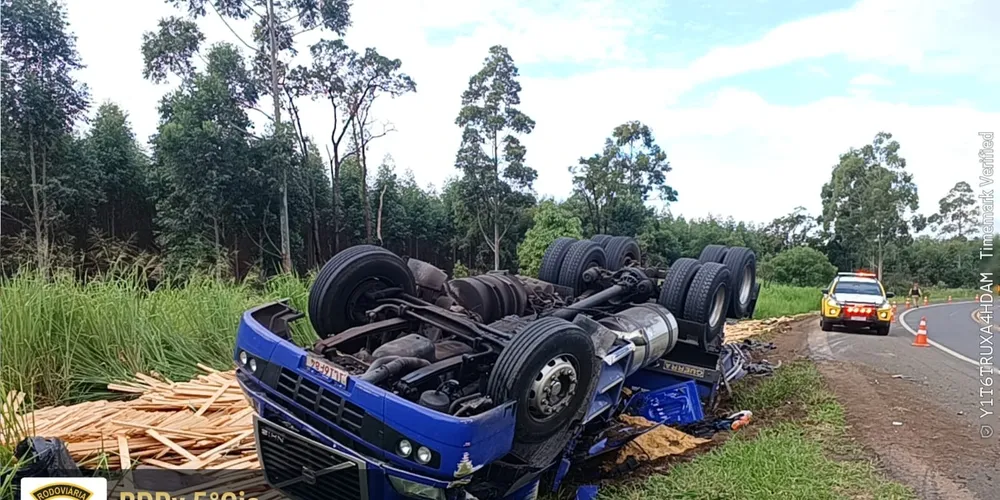 O veículo e a carga ficaram danificados