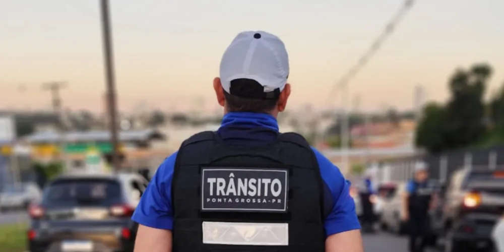 Na verificação, foi constatado que o condutor não possuía habilitação e que o veículo apresentava pendências administrativas