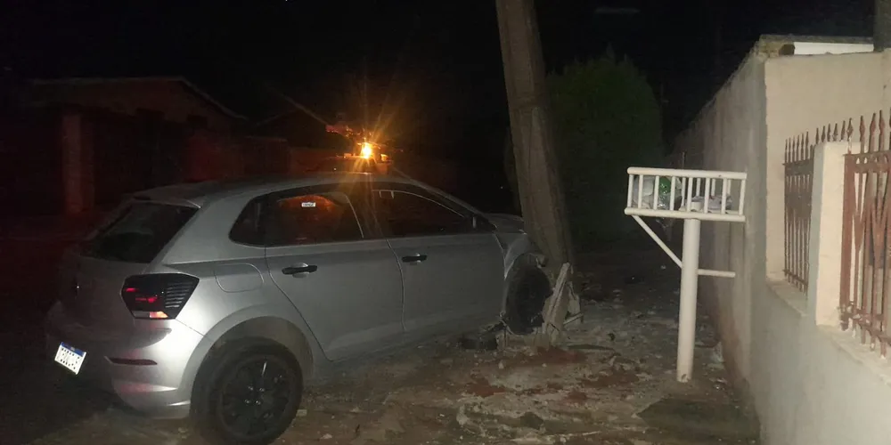 A Copel foi acionada e isolou pelo menos quatro ruas próximas ao local como medida preventiva