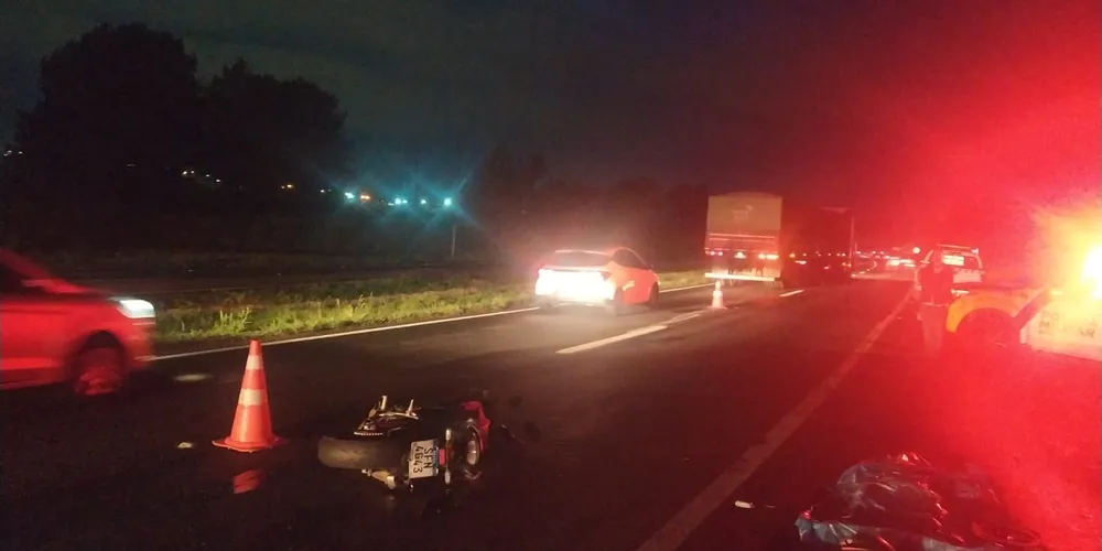 O condutor da moto morreu no local