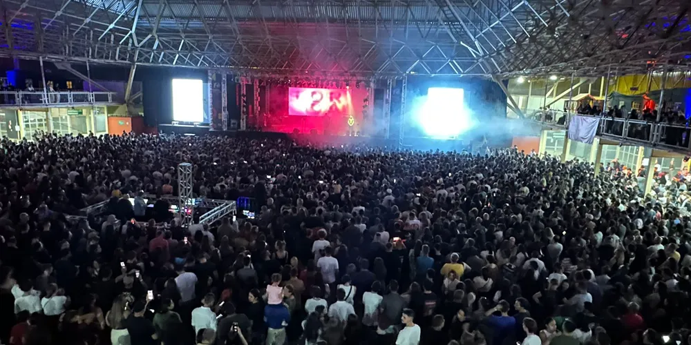 Pelo palco do Pavilhão também passaram artistas locais e regionais