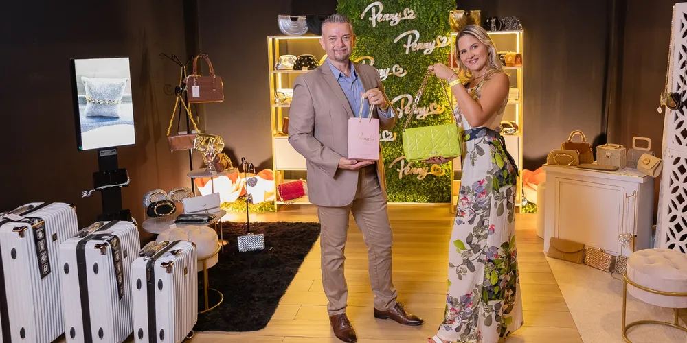 O espaço contará com  bolsas autorais e modelos inspirados em tendências do mercado, perfumes importados, cintos e uma linha de acessórios, como colares e pulseiras em semijoias