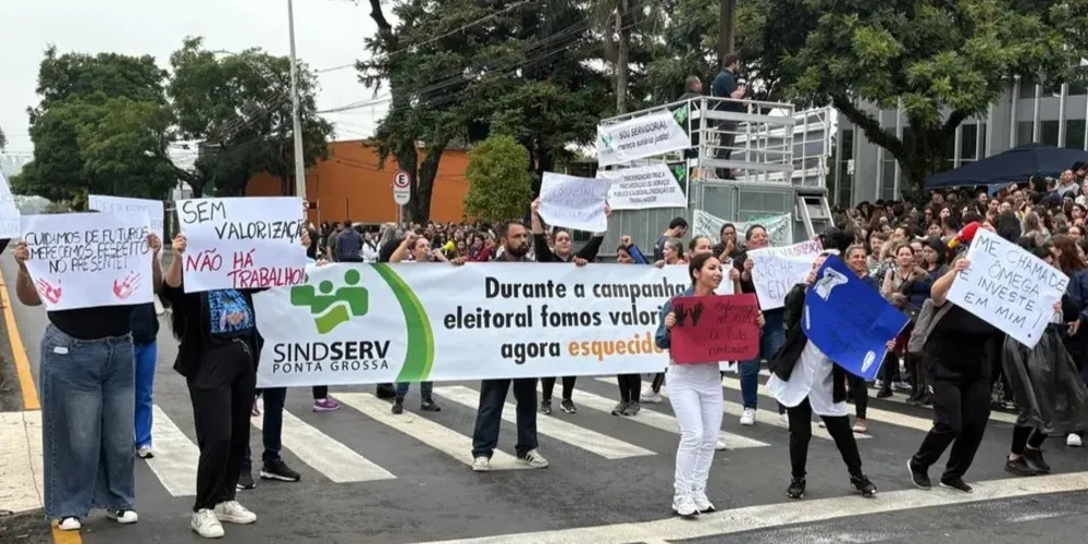 Os servidores públicos municipais de Ponta Grossa aprovaram a greve em assembleia realizada na terça-feira (28) na sede do Sindicato dos Servidores (SindServ)