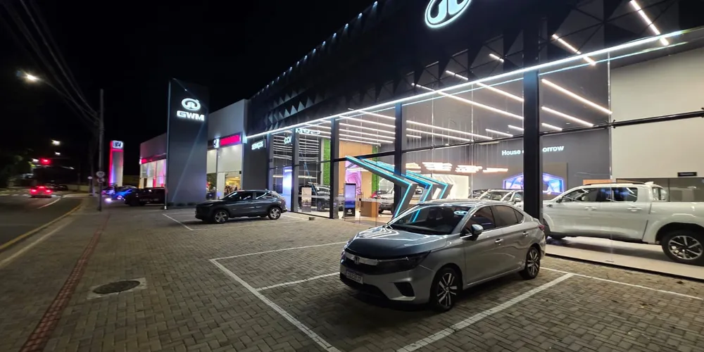 Entre os projetos recentes estão dois barracões construídos para a Evollux GWM, concessionária exclusiva da GWM Brasil