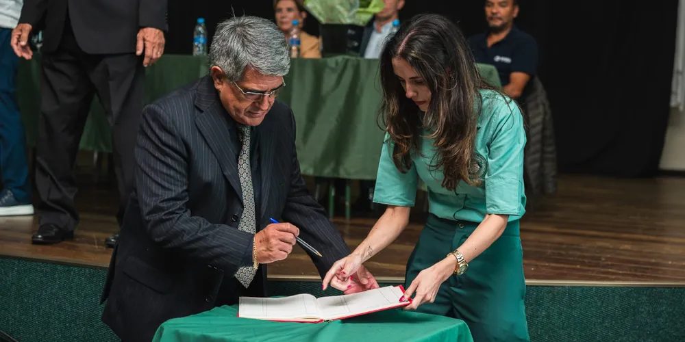 Odinei Nogueira assinando como novo presidente do Clube Verde