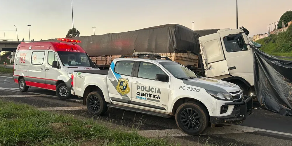 No veículo prensado, já há confirmações de dois óbitos, um homem e uma mulher