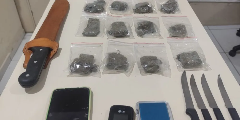 A polícia encontrou um facão, 302 gramas de maconha fracionada, uma balança de precisão e embalagens para venda de entorpecentes.