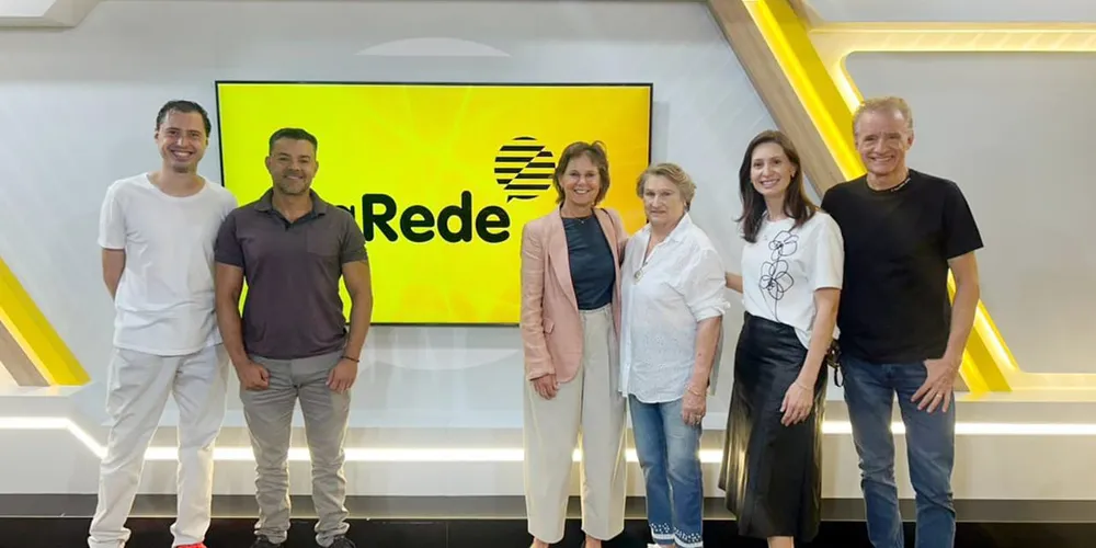 Equipe do IMM aparece ao lado do diretor do Grupo aRede, Eloir Rodrigues