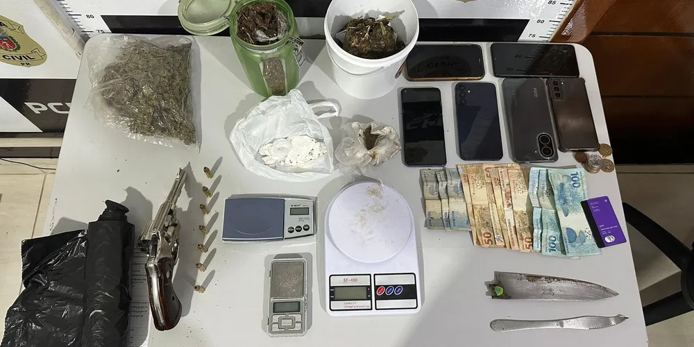 Os dois homens foram presos em flagrante por tráfico de drogas, associação para o tráfico e posse ilegal de arma de fogo