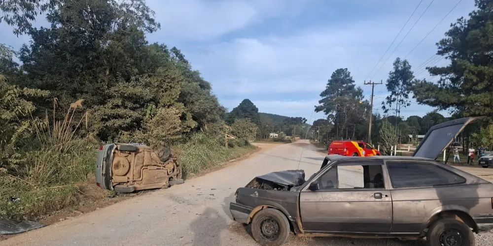 A colisão foi do tipo abalroamento transversal e envolveu dois veículos Volkswagen Gol