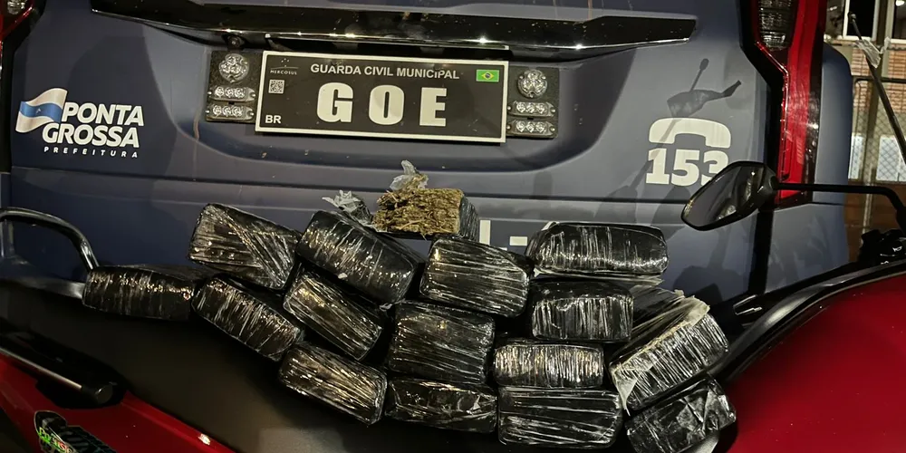 O suspeito foi flagrado transitando de moto na contramão, desobedeceu à ordem de parada e tentou fugir