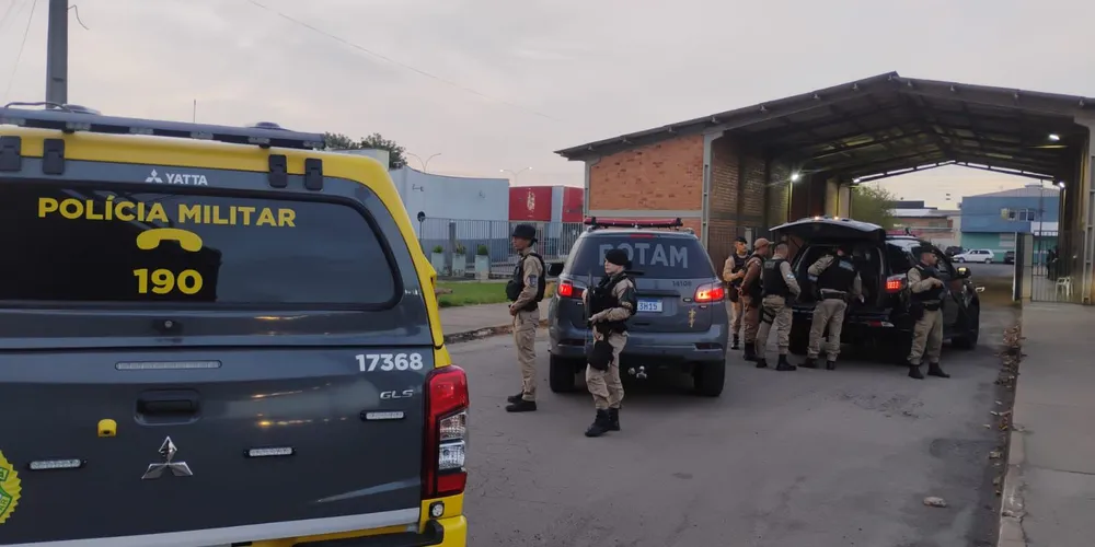 Após abordagem e verificação, os policiais constataram que o indivíduo estava evadido do sistema prisional