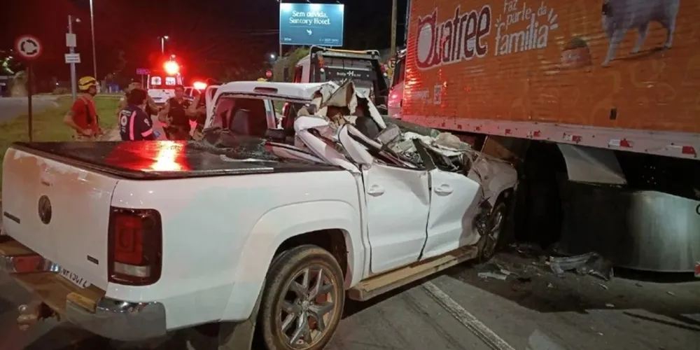 No interior do automóvel estavam duas pessoas