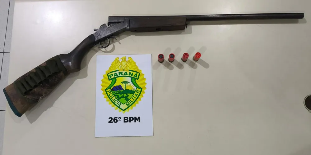 Questionado, o homem afirmou que a arma pertencia a um familiar e que estava sob sua posse