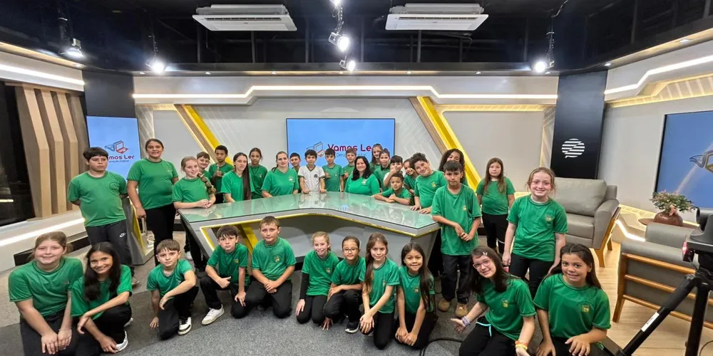 Durante a visita, as turmas conheceram a estrutura da empresa, passando por diferentes setores, como a área de produção, redação e espaços de desenvolvimento de projetos