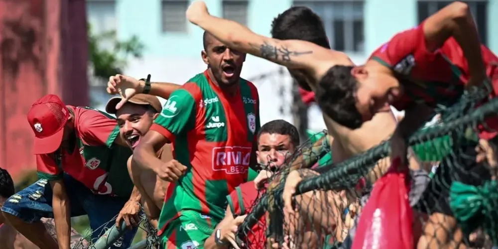 Jogador e torcida da Portuguesa Santista comemorando título da A3