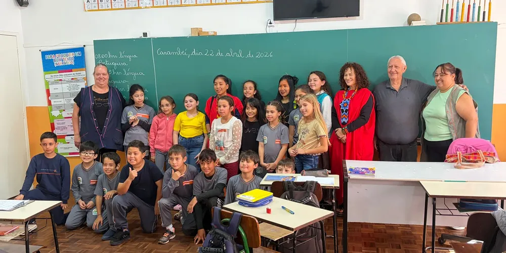 Durante a atividade, as convidadas compartilharam saberes, histórias e experiências, explicando aspectos do cotidiano dos povos indígenas