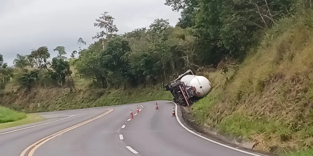 Caminhão carregado com GLP tombado a beira da rodovia