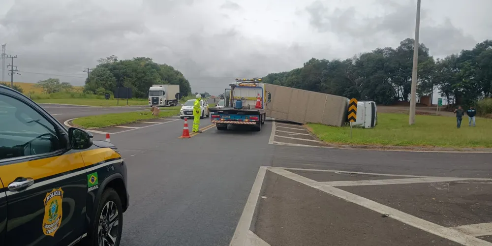 Um caminhão tombou na pista devido ao acidente