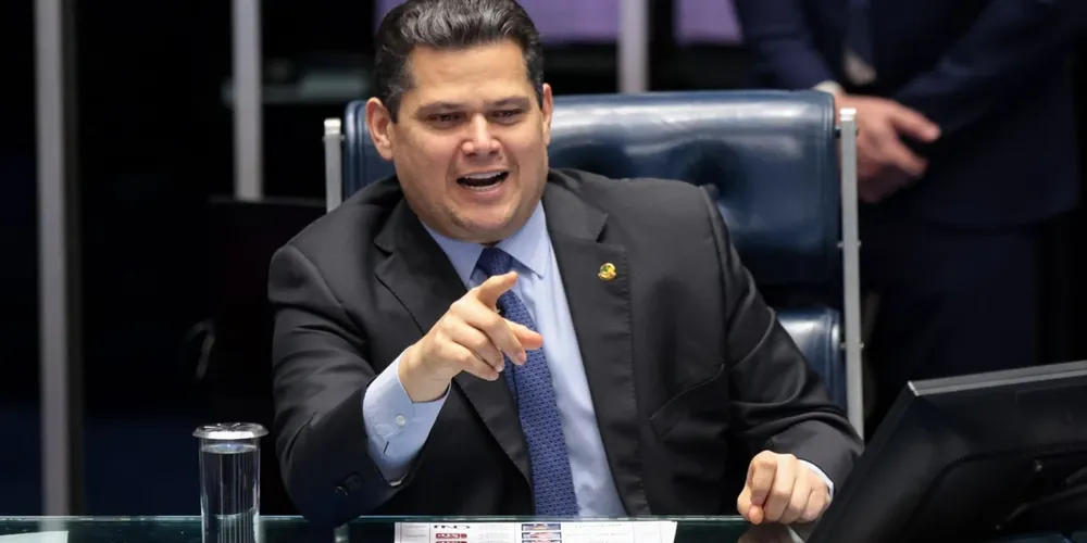 Depois de proclamar o resultado, Alcolumbre abraçou e conversou de canto de ouvido por Wagner