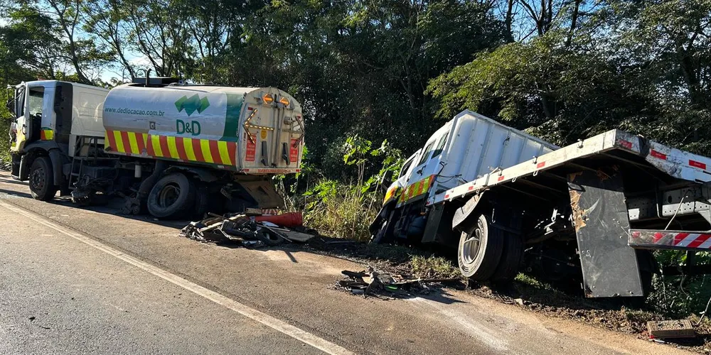 Após o impacto, um dos veículos atingidos caiu em uma ribanceira e ainda colidiu contra a traseira de outro caminhão que estava parado a serviço na via