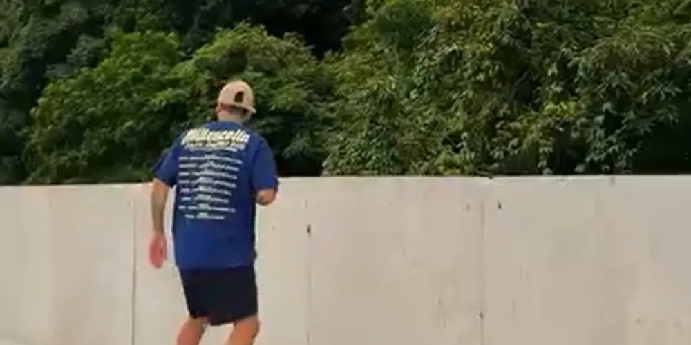 O vídeo de Jaime Martinii mostra o iratiense deslizando sobre a área de pedestres do trajeto,