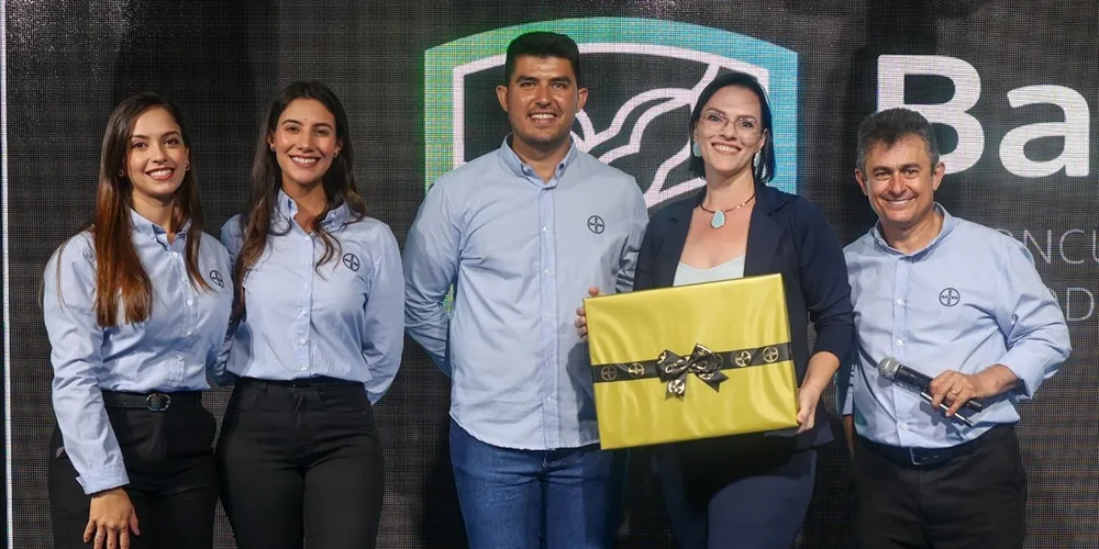 A diretora do ICM, Mônica Jasper, ao lado dos representantes da Bayer durante o evento