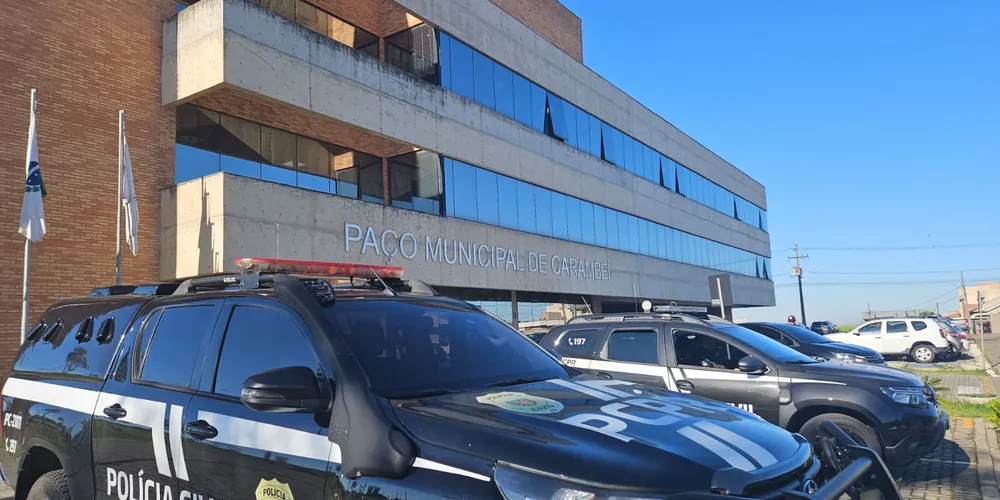 Ao todo, as equipes policiais cumpriram cinco mandados de busca e apreensão em empresas, residências e nas dependências da Prefeitura Municipal