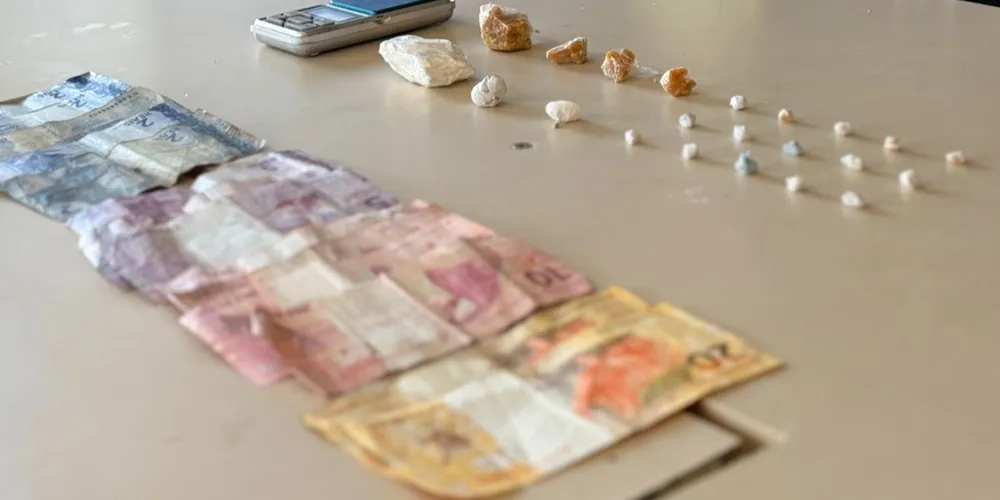 O homem foi conduzido, juntamente com as drogas e os materiais apreendidos, à 13ª Subdivisão Policial