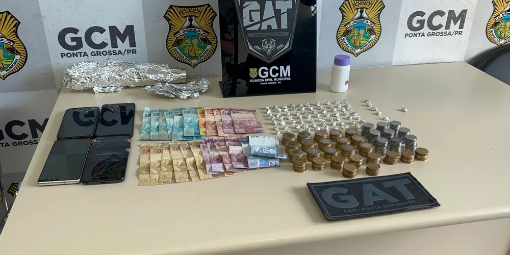 Em buscas pela casa, os agentes localizaram um recipiente contendo mais 70 pedras de crack (totalizando cerca de 20 gramas)