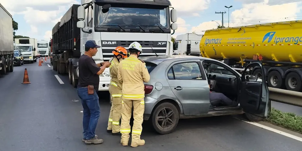 O caminhão teria arrastado o veículo por mais de 200m a frente