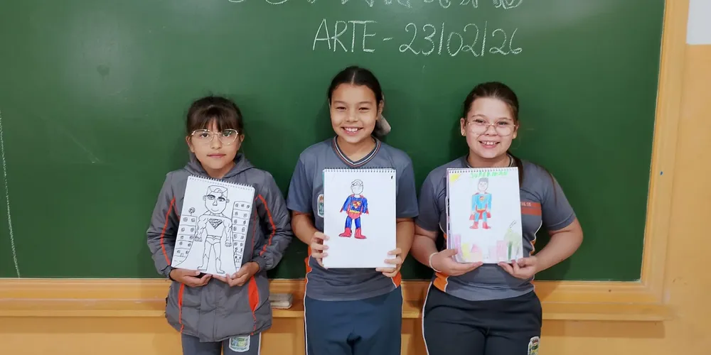 Os alunos produziram autorretratos imaginando-se como super-heróis e utilizaram vídeos de desenhistas como referência para representar personagens