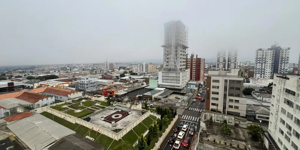 Neste sábado (09), o avanço lento da frente fria provoca chuva a qualquer momento do dia