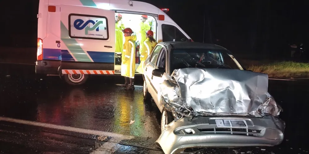 A colisão envolveu um Chevrolet Corsa Classic prata e um caminhão