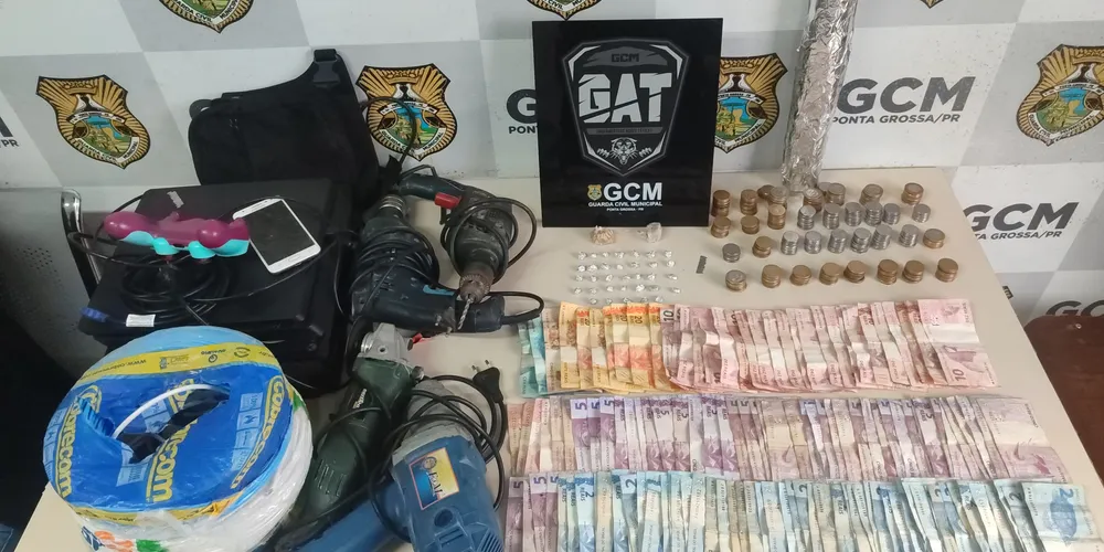 O suspeito e os itens encontrados foram conduzidos até a 13ª Subdivisão Policial (13ª SDP)