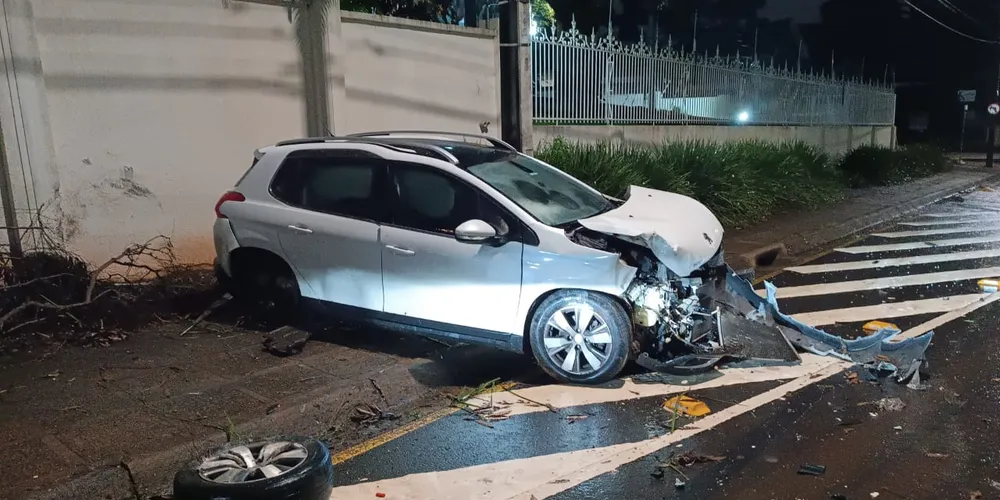 O carro foi removido e encaminhado ao pátio municipal