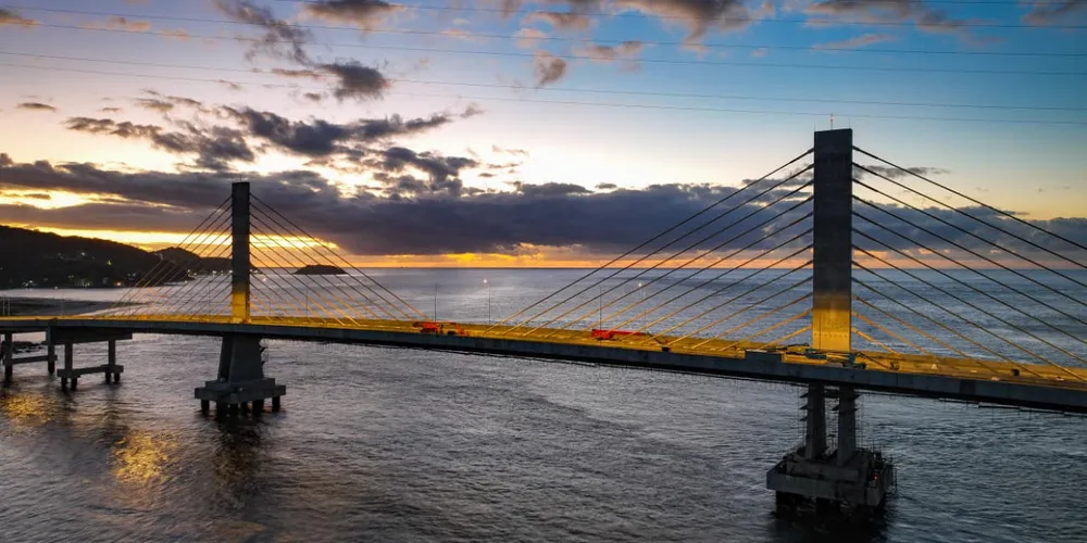 Com 1.240 metros de extensão, a estrutura conta com quatro faixas de tráfego, além de ciclovia e áreas destinadas a pedestres