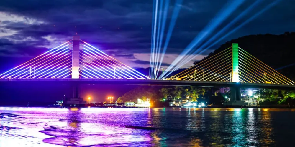 Ponte de Guaratuba coberta por luzes