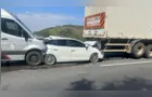 Carro fica prensado entre caminhão e van durante engavetamento em Balsa Nova