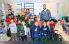 Castro distribui mochilas com rodinhas para alunos da rede municipal