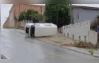 Kombi de supermercado tomba na região de Uvaranas em PG