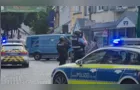 Homem vestido de apicultor invade banco, faz reféns e foge com dinheiro