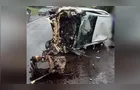 Motorista sai do carro e conversa ao celular após colisão com caminhão em Cascavel