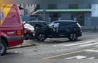 Motorista colide em muro após acidente no Centro de Ponta Grossa
