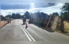 Caminhão tomba na PR-151 em Ponta Grossa e mobiliza equipes