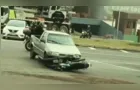 Moto vai parar embaixo de caminhonete em acidente em rotatória de Prudentópolis