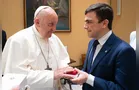 Aliel Machado relembra encontro com Papa Francisco, que nos deixou há um ano