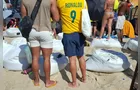 Ambulantes vendem sacos de areia a R$ 100 para show de Shakira no Rio