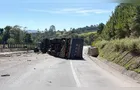 BR-376 tem pistas bloqueadas após caminhão tombar em Mauá da Serra